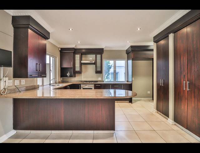 3 BEDROOM TOWNHOUSE TO LET IN UMHLANGA CENTRAL